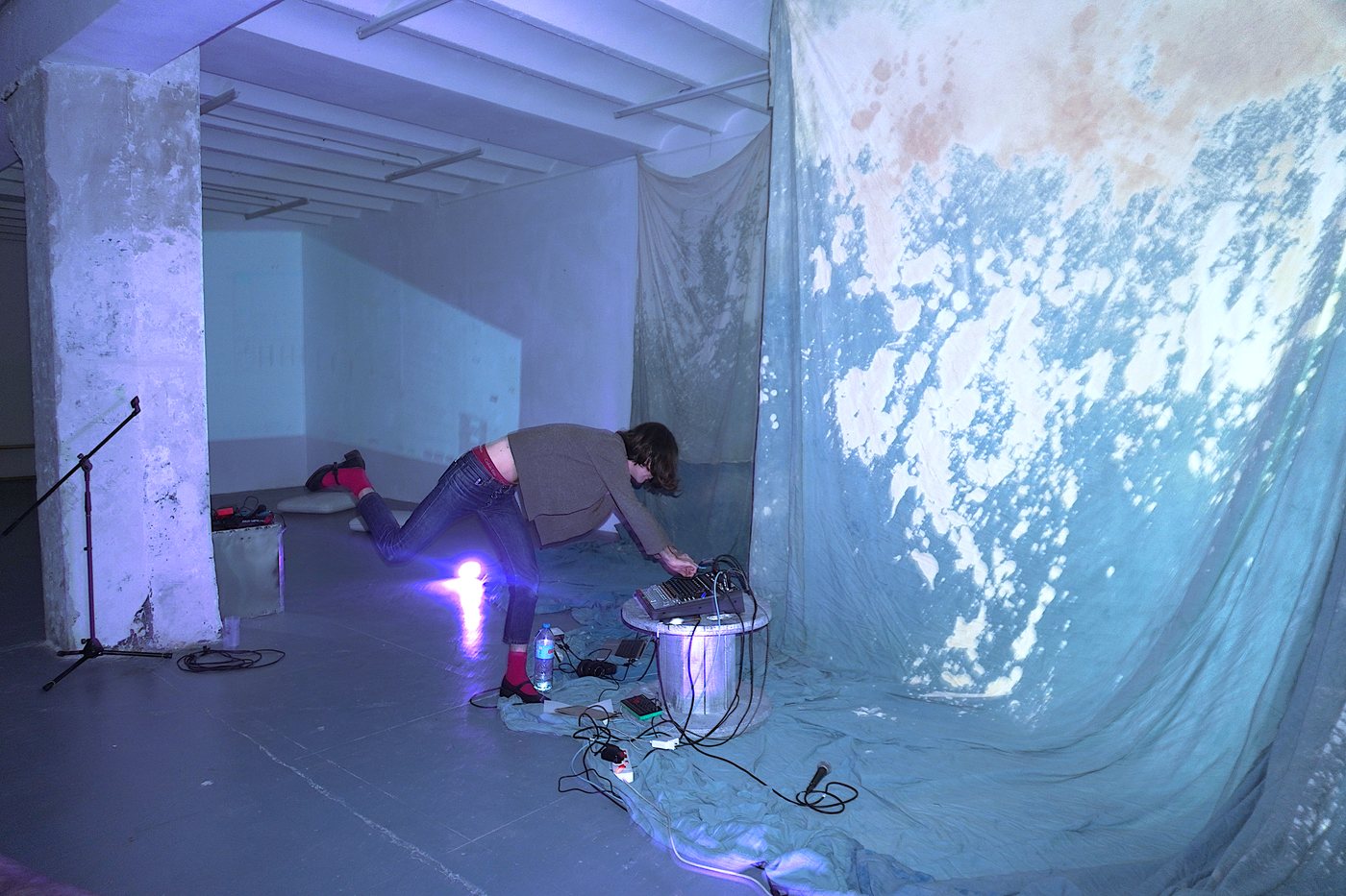 The gallery during a concert, with fabrics and blue light.